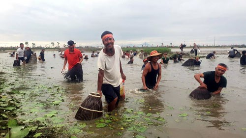 Lễ hội ước t&iacute;nh c&oacute; sự tham gia của hơn 300 &ldquo;nơm thủ&rdquo; l&agrave; người d&acirc;n tr&ecirc;n địa b&agrave;n v&agrave; nhiều địa phương kh&aacute;c trong tỉnh c&ugrave;ng tham gia.