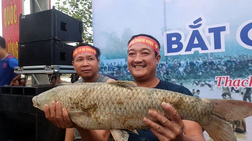 Anh Trương C&ocirc;ng Đồng, x&atilde; Đồng M&ocirc;n, TP.H&agrave; Tĩnh gi&agrave;nh giải nhất với ch&uacute; c&aacute; g&aacute;y nặng hơn 5kg.