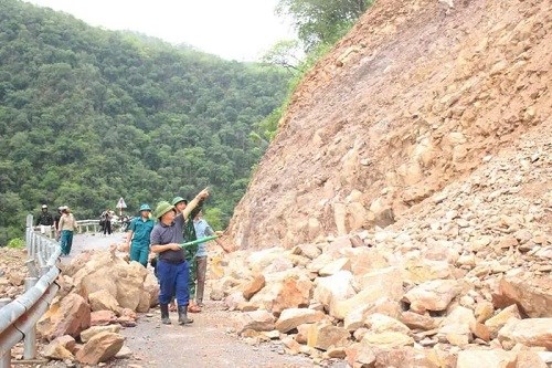 Nhiều điểm ở huyện miền núi Kỳ Sơn bị sạt lở nghiêm trọng.