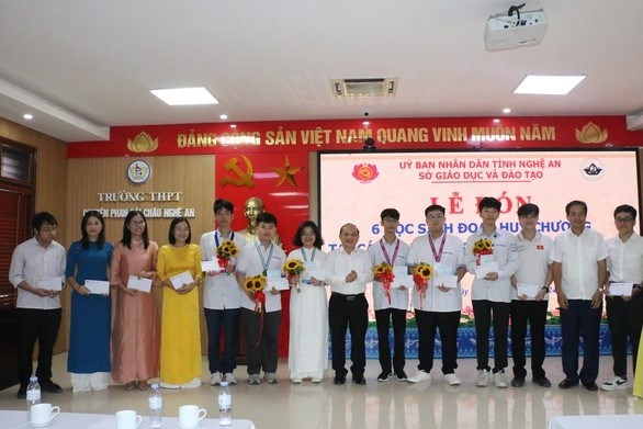 Tỉnh Nghệ An trao thưởng cho học sinh, gi&aacute;o vi&ecirc;n giỏi