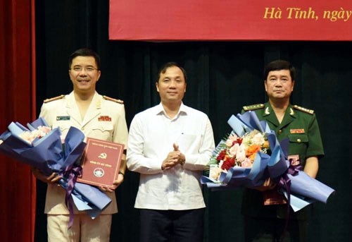 &Ocirc;ng Ho&agrave;ng Trung Dũng đ&atilde; trao quyết định của Ban B&iacute; thư Trung ương Đảng cho Thượng t&aacute; Nguyễn Hồng Phong Đại t&aacute; B&ugrave;i Hồng Thanh