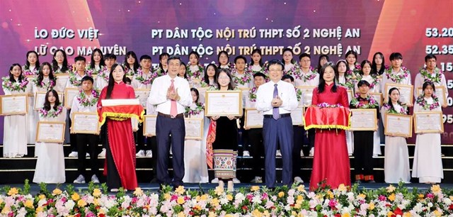 &nbsp;Trao thưởng cho 66 học sinh đạt điểm cao tại Kỳ thi tốt nghiệp THPT năm 2024