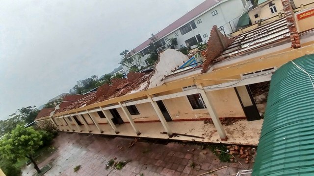Trường THCS Sơn Lộc xã Xuân Lộc – Hà Tĩnh tan hoang sau bão số 5.