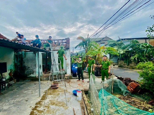Cả hệ thống chính trị và các lực lượng chức năng đã khẩn trương vào cuộc khắc phục hậu quả do bão số 5.
