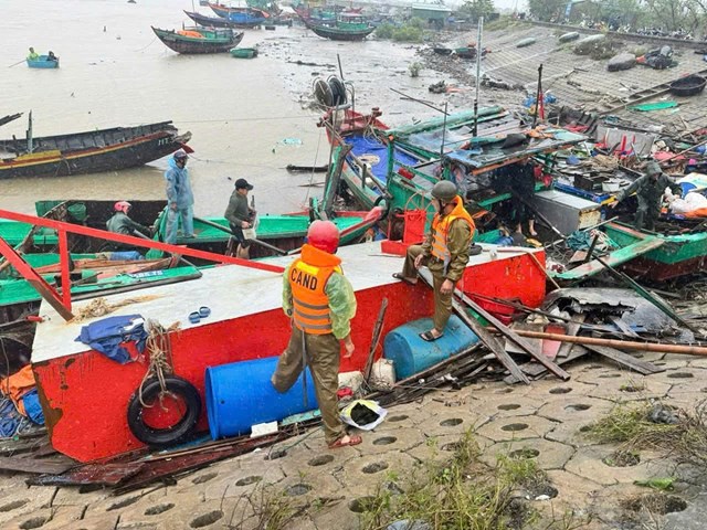 Cả hệ thống chính trị và các lực lượng chức năng đã khẩn trương vào cuộc khắc phục hậu quả do bão số 5.