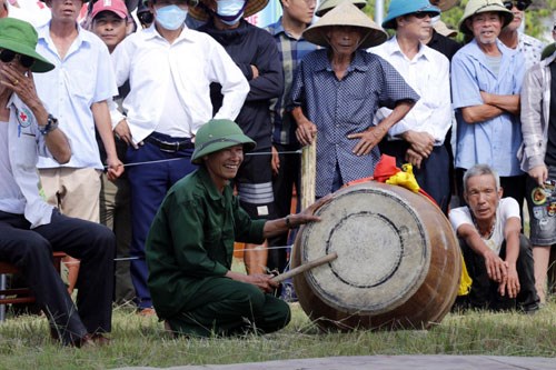 Tiếng trống vang lên khai mạc lễ hội...