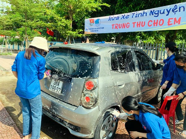 Mặc dù trong dịp lễ, nhưng những bạn trẻ khoác lên mình màu áo xanh vẫn hồ hởi, phấn khởi rửa xe gây quỹ trung thu cho các em có hoàn cảnh khó khăn.