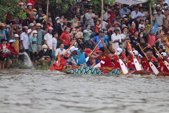 Tưng bừng lễ hội đua bơi trên quê hương Đại tướng.