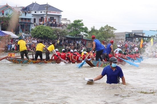 Kh&iacute; thế cổ vũ cuồng nhiệt, thậm ch&iacute; kh&aacute;n giả lội xuống s&ocirc;ng Kiến Giang để cổ vũ cho đội nh&agrave;. &nbsp;