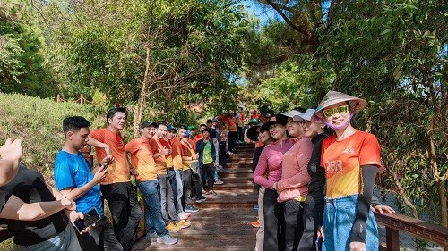 Đông đảo du khách đến viếng khu mộ Đại tướng Võ Nguyên Giáp tại Vũng Chùa - Đảo Yến.