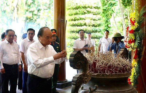 Chủ tịch nước Nguyễn Xu&acirc;n Ph&uacute;c d&acirc;ng hương tưởng niệm c&aacute;c anh h&ugrave;ng, liệt sĩ tại Ng&atilde; ba Đồng Lộc.