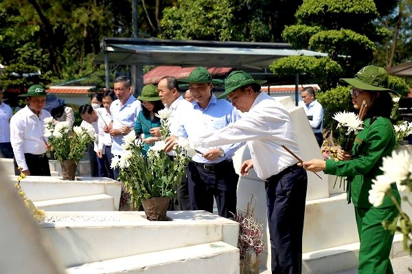 Chủ tịch nước Nguyễn Xuân Phúc dâng hương tại khu mộ 10 nữ anh hùng liệt sĩ TNXP.
