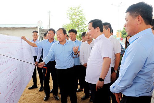 Chủ tịch UBND tỉnh Nguyễn Đức Trung kiểm tra tiến độ thi công cầu Hoàng Mai; dự kiến hoàn thành trong tháng 12/2023.