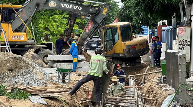 Đơn vị đang thi c&ocirc;ng hệ thống mương tho&aacute;t nước tr&ecirc;n tuyến đường ở Tp. Vinh