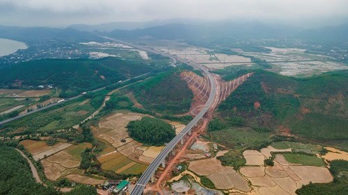 Hàng loạt hàng rào cao tốc Cam Lộ - La Sơn bị tháo dỡ.