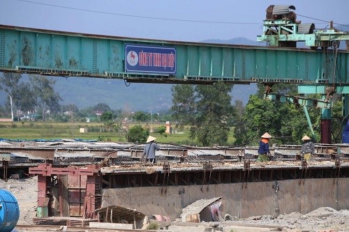 Hàng trăm công nhân, máy móc, thiết bị cùng chạy đua với thời gian thi công dự án.