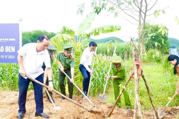 Đại biểu trồng cây trên tuyến đường của tổ dân phố 4, thị trấn Vũ Quang.