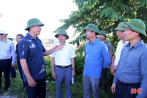 Thứ trưởng Bộ GTVT cùng đoàn công tác kiểm tra tiến độ thi công. Ảnh: Báo Hà Tĩnh.