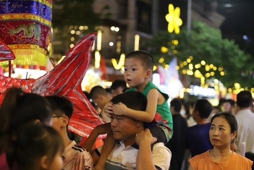 Các em nhỏ thích thú khi hòa mình vào không khí của lễ hội rước đèn.