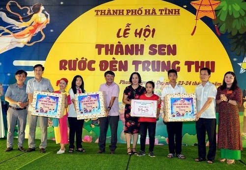 Thành phố Hà Tĩnh cũng đã trao quà cho các cháu tham gia lễ hội rước đèn Trung thu.