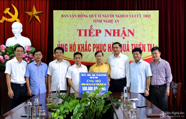 Hà Tĩnh hỗ trợ đồng bào vùng lũ Nghệ An 500 triệu đồng.
