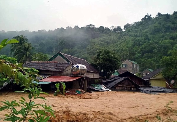 Mưa lũ ở huyện Kỳ Sơn gây thiệt hại ngặn nề.