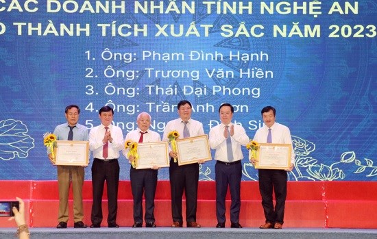 Lãnh đạo tỉnh Nghệ An tặng bằng khen các doanh nhân tiêu biểu