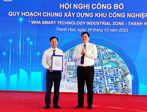 Phó Chủ tịch UBND tỉnh Mai Xuân Liêm đã trao quyết định phê duyệt Đồ án Quy hoạch chung xây dựng KCN Phú Quý cho lãnh đạo huyện Hoằng Hóa.