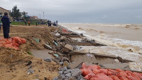 K&egrave; biển x&atilde; Nh&acirc;n Trạch bị s&oacute;ng đ&aacute;nh sập, lực lượng chức năng v&agrave; người d&acirc;n l&ecirc;n phương &aacute;n khẩn trương khắc phục tạm thời đoạn k&egrave; n&agrave;y.