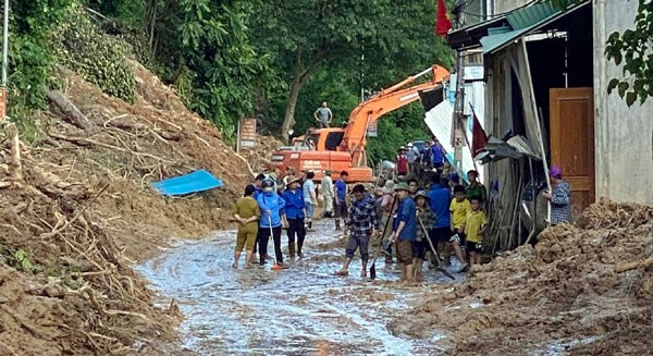 Chính quyền địa phương và nhiều đơn vị đã chung tay giúp người dân khắc phục nhằm ổn định lại đời sống.