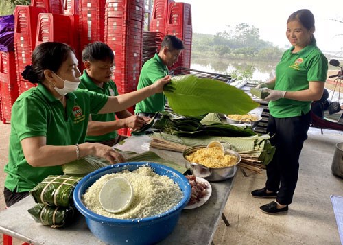 Lễ hội g&oacute;i b&aacute;nh chưng.