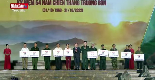 Tổng Biên tập Báo Nhân dân Lê Quốc Minh và Đại Tướng Lương Cường trao tặng 10 nhà tình nghĩa trị giá 1 tỷ đồng cho 10 gia đình chính sách.