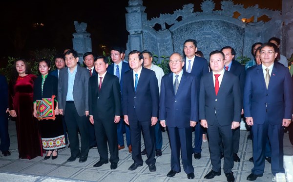 Các đồng chí lãnh đạo, nguyên lãnh đạo Đảng, Nhà nước và tỉnh Nghệ An dâng hương tưởng niệm tại Truông Bồn. Ảnh: Thành Duy.