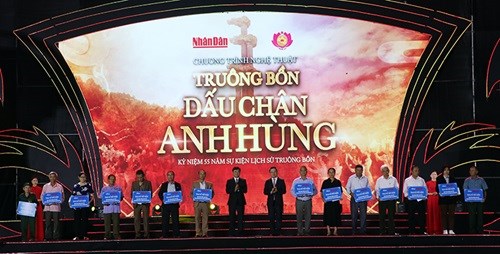 Ban tổ chức đã trao 14 sổ tiết kiệm tặng thân nhân 13 gia đình liệt sĩ thanh niên xung phong Truông Bồn và nhân chứng lịch sử Trần Thị Thông