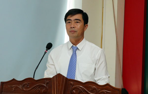  Ông Bùi Quang Dương, phó Giám đốc Sở Nội vụ công bố Quyết định của UBND tỉnh Hà Tĩnh đối với ông Nguyễn Minh Đức.