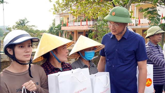 Bí thư Tỉnh ủy Quảng Bình Lê Ngọc Quang và đoàn công tác đã trao tặng nhiều phần quà cho các hộ gia đình, động viên cán bộ, giáo viên các trường mầm non bị ảnh hưởng nặng bởi lũ lụt ở các địa phương “rốn lũ” của 2 huyện Lệ Thủy và Quảng Ninh.