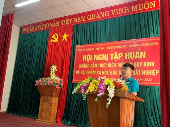 Phó giám đốc Trung tâm Dịch vụ việc làm Hà Tĩnh, ông Nguyễn Minh Hiền phát biểu tại buổi lễ.