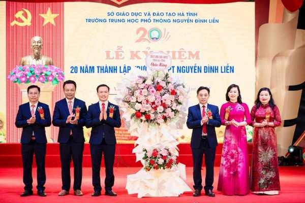 Lãnh đạo tỉnh tặng hoa chúc mừng Trường THPT Nguyễn Đình Liễn kỷ niệm 20 năm thành lập