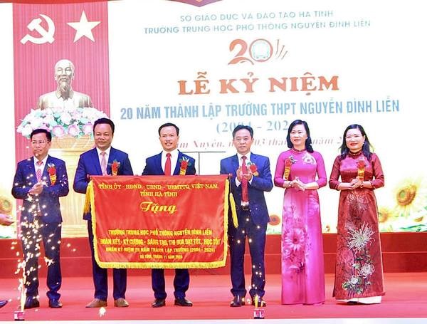 Tỉnh uỷ-HĐND-UBND-Ủy ban MTTQ tỉnh tặng Trường THPT Nguyễn Đình Liễn bức trướng với dòng chữ 