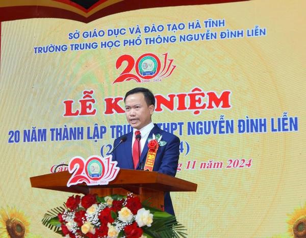 Ông Hoàng Quốc Quyết - hiệu trưởng Trường THPT Nguyễn Đình Liễn ôn lại chặng đường 20 năm xây dựng và phát triển của nhà trường.