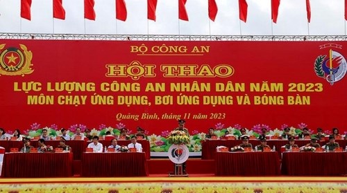 Các đại biểu tham dự lễ khai mạc Hội thao.