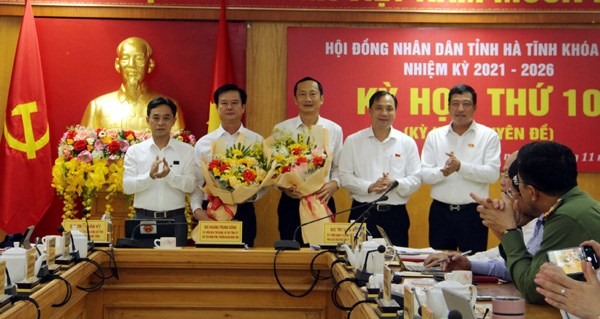 Tân Phó chủ tịch UBND tỉnh Hà Tĩnh (thứ 2 bên trái màn hình) và ông Đặng Ngọc Sơn (đứng giữa) Nhận hoa chúc mừng của lãnh đạo tính Hà Tĩnh.