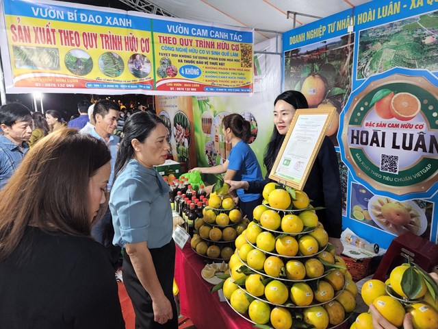 Lễ hội năm nay thu h&uacute;t 100 gian h&agrave;ng, trong đ&oacute; c&oacute; 87 gian từ c&aacute;c huyện, thị, th&agrave;nh phố v&agrave; 13 gian của c&aacute;c sở, ban, ng&agrave;nh, tổ chức đo&agrave;n thể cấp tỉnh