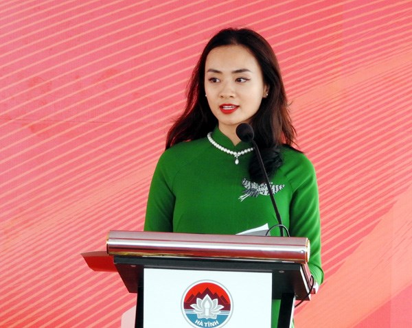 Bà Phạm Thuỳ Linh - Tổng giám đốc Công ty VinES phát biểu tại buổi lễ.