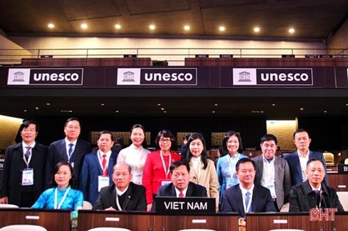 Đoàn đại biểu Việt Nam tham dự kỳ họp Đại hội đồng UNESCO lần thứ 42. Ảnh báo Hà Tĩnh