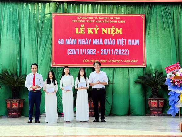 Trường THPT Nguyễn Đ&igrave;nh Liễn động vi&ecirc;n 3 học sinh xuất sắc trong cuộc thi.