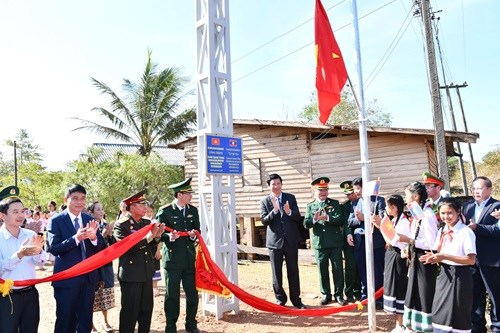 Đoàn đại biểu tỉnh Quảng Bình và tỉnh Khăm Muộn khánh thành và bàn giao các công trình: “Ánh sáng vùng biên”; 