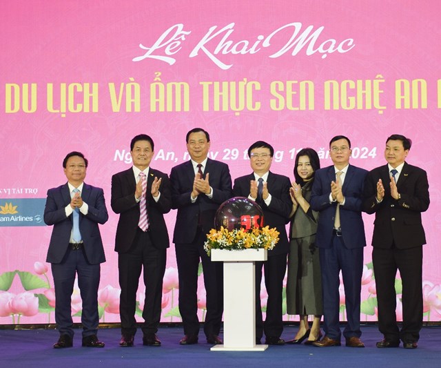 Khai mạc Lễ hội du lịch v&agrave; ẩm thực Sen năm 2024