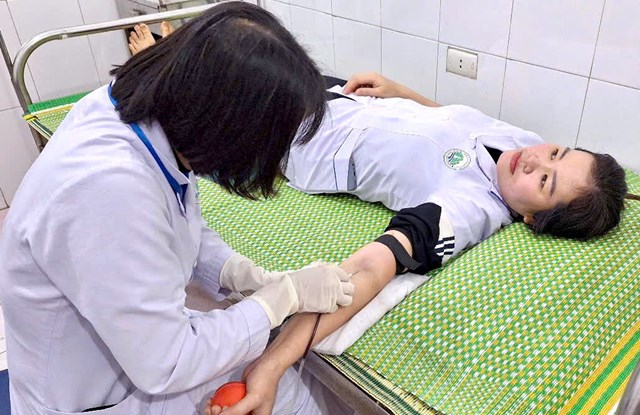 Nữ hộ sinh hiến m&aacute;u cho bệnh nh&acirc;n