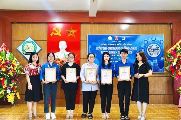 Minh Thư thứ 3 từ b&ecirc;n phải sang c&ugrave;ng c&aacute;c bạn tham gia Hội thi Olimpic Tiếng Anh học sinh &ndash; sinh vi&ecirc;n chung kết cấp tỉnh.